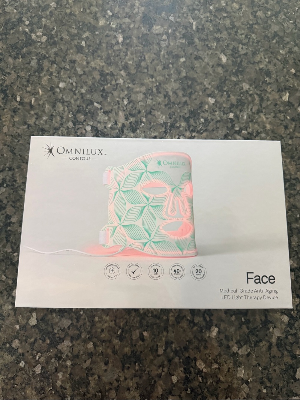 Contour Face LED Light Therapy Mask in White & Green